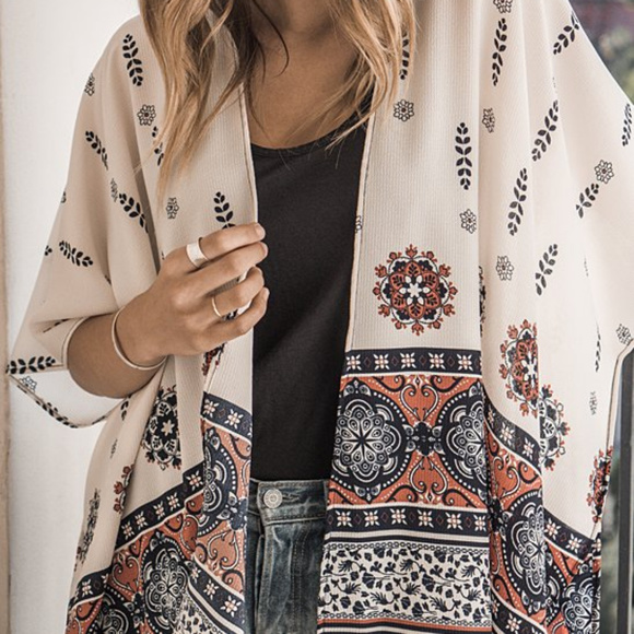 Ivory & Coral Arabesque Kimono - Picture 2 of 6